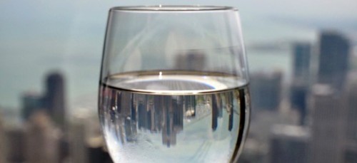 Witte-wijndrinkers schenken hun glas voller