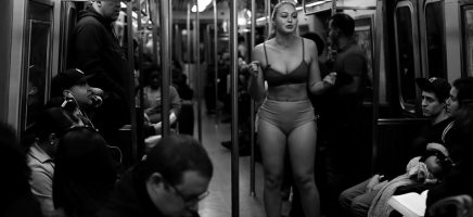 Plussize model gaat uit de kleren in een volle metro
