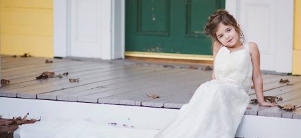 Meisje van vier draagt de trouwjurk van haar overleden moeder