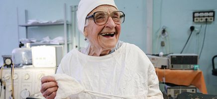 Wow! De oudste chirurg ter wereld is 89 jaar oud en opereert n...