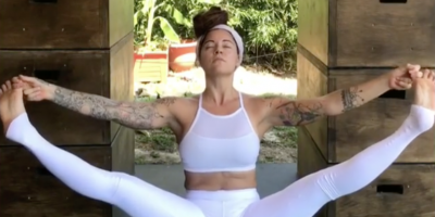 Deze yogalerares lekt door in haar witte yoga outfit