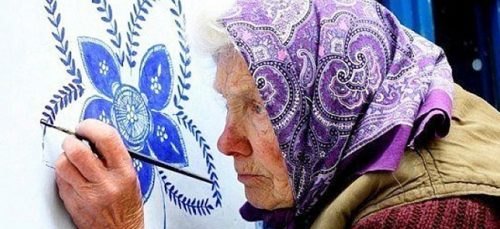 90-jarige oma maakt van een Tsjechisch dorpje éen groot kunst...