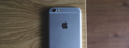 Apple geeft toe opzettelijk oude Iphones langzamer te maken