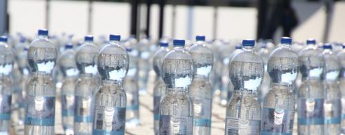 Minuscule plastic deeltjes aangetroffen in flesjes drinkwater
