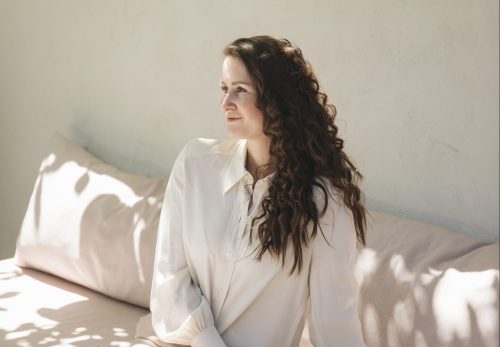 Styling tips voor het dragen van klassieke witte blouses en ov...
