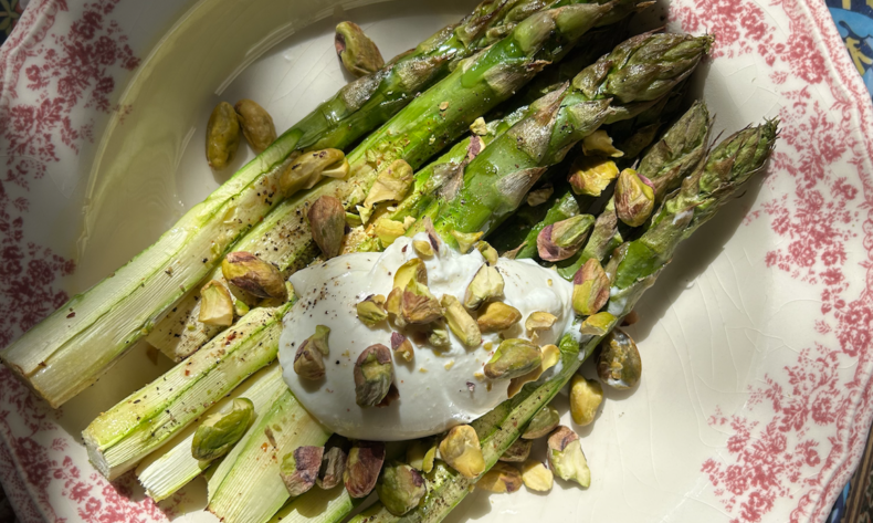 Low carb lunch recept: groene asperges met burrata en pistache